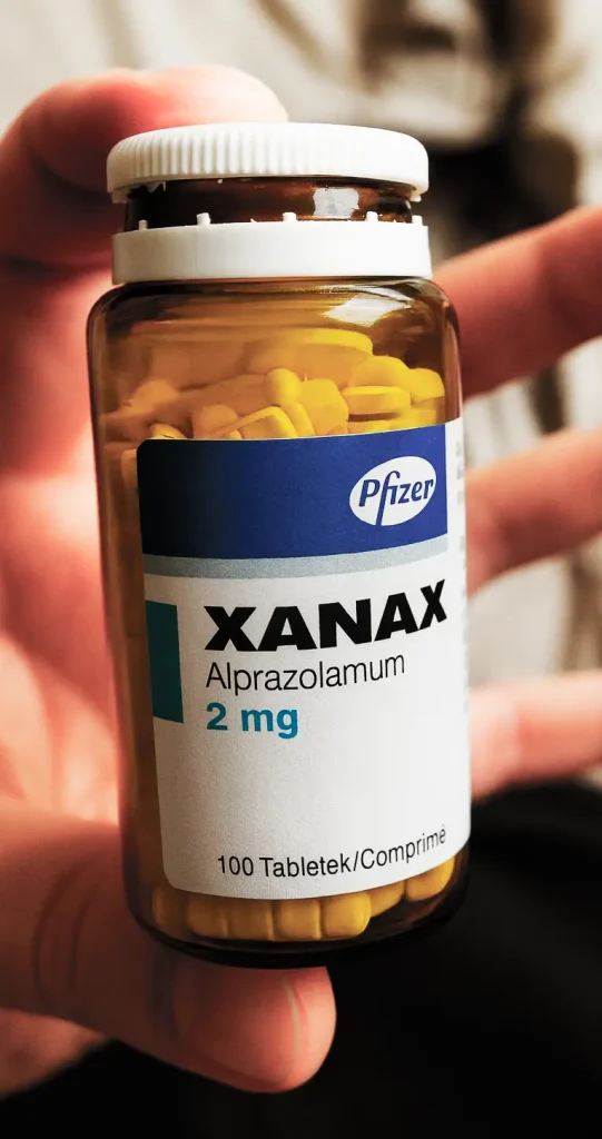 Зображення флакону ксанакс у руці